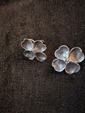 Vtg. Stuart Nye  Sterling Silver Dogwood Screw Back Earrings